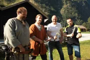 Küchenpraktikant Benjamin und Lademeister Balazs machen einen Ausflug in das Wikingerdorf Njardarheimr, Norwegen.