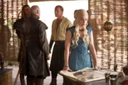 Daenerys (Emilia Clarke) und ihre Leute planen die Eroberung der Sklavenstadt.