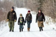 Die Familie Dynes bei einem Spaziergang im Schnee.