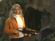 Buffy (Sarah Michelle Gellar) ist auf der Suche nach Adam, der Spike auf seine Seite gezogen hat.