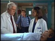 (v.l.n.r.) Mark (Dick Van Dyke), Jesse (Charlie Schlatter) und Amanda (Victoria Rowell) sind sehr besorgt um Rachel (Michele Greene), die einen Herzanfall erlitten hat.