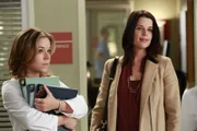 Während Heather (Tina Majorino, l.) sauer ist, weil sie von Meredith zum Telefondienst ab kommandiert wurde, taucht plötzlich Dereks Schwester Lizzie (Neve Campbell, r.) auf ...