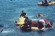Ein Flugzeug stürzte ins Meer. Mitch (David Hasselhoff, M.) ist an der Unglücksstelle eingetroffen und sucht verzweifelt nach Überlebenden.