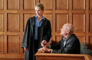 Paul Heiland (Rüdiger Kuhlbrodt, r.) spendet seiner Tochter Romy Heiland (Lisa Martinek, l.) bei der Gerichtsverhandlung moralischen Beistand.