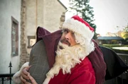 Schwer beladen in der Vorweihnachtszeit: Artjom (Sascha Alexander Geršak) als Weihnachtsmann.