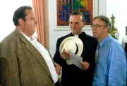 Benno (Ottfried Fischer, l.) befragt Prälat Hinter (Michael Lerchenberg, M.) und Rambold (Gerd Anthoff, r.) zu dem ermordeten Brunner.