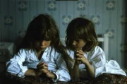 Madita (Jonna Liljendahl, l.) und Lisabet (Liv Alsterlund, r.) halten immer zusammen. Gemeinsam beten sie für eine Freundin.