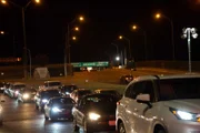 Mehrere Fahrzeuge stehen in einer Reihe und warten darauf, die Grenze von El Paso, TX, bei Nacht zu überqueren. (National Geographic)