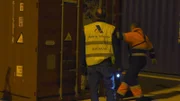 Die Guardia Civil hat im Hafen von Barcelona einen blinden Passagier entdeckt. Der Mann ist zwischen 20 und 30 Jahre alt und er trägt keine Papiere bei sich. Die spanischen Grenzschützer:innen leiten auf der Iberischen Halbinsel Ermittlungen ein, um die Identität der unbekannten Person zu klären. Tote Vögel, gehackte Wurzeln und pulverisierte Ratten: Bei einer Gepäckkontrolle am Flughafen Madrid-Barajas schlägt den Zollfahnder:innen derweil ein heftiger Gestank entgegen. Bei den Mitbringseln aus Kuba handelt es sich angeblich um religiöse Objekte.