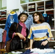 Bille (Maria Sebaldt, l.) besucht Angi (Thekla Carola Wied, r.) in ihrer Kinderboutique. Sie will wissen, wie es um die Ehe von Angi und Werner bestellt ist.