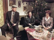"Alle Jahre wieder" ist Stress angesagt. Das Fest der Harmonie naht, und damit hat Familie Becker so ihre Probleme. v.l.: Heinz Becker (Gerd Dudenhöffer), Sohn Stefan (Gregor Weber), Mutter Hilde (Alice Hoffmann).