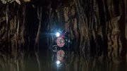 Liz hat ihre eigenen unberührten Höhlen gefunden - in West Timor, Indonesien. Für einen Höhlentaucher ist die Entdeckung einer unerforschten Höhle wie für einen Bergsteiger die Entdeckung eines unentdeckten Berges. Es ist eine Chance, seinen Namen in die Geschichtsbücher zu schreiben.