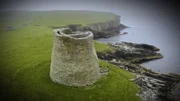 Die runden, fensterlosen Türme an der Küste Schottlands wurden vor etwa zweitausend Jahren erbaut und ragen zwölf Meter in die Höhe.