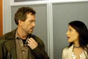 Trotzdem der ungehobelte Dr. Gregory House (Hugh Laurie) mit der Leiterin des Krankenhauses, Dr. Lisa Cuddy (Lisa Edelstein) ständig im Clinch liegt, gibt sie ihm dennoch meist Rückendeckung, weil sie um seine Fähigkeiten weiß.