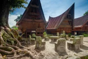 Im Norden Sumatras baut das Volk der Batak seine typischen Häuser mit Satteldächern.