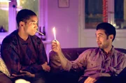 Vince (Benito Bause, li.) und Levo (Arash Marandi, re.) rauchen zusammen.