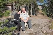 Die Passagiere Bernd und Ute Hoose machen einen Ausflug zur Aussichtsplattform Stegastein in Norwegen. Unterwegs geniessen sie die Sonne Norwegens.