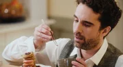 Alexander (Oliver Wnuk) will Weihnachten mit seinen selbstgemachten Macarons retten.