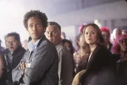 Ein misslungener Zaubertrick sorgt für einen ungewollten Auftritt des CSI-ler (vorne v.l.) Warrick (Gary Dourdan), Grissom (William Petersen) und Sara (Jorja Fox) auf der Showbühne.
