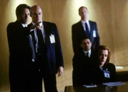 (v.l.n.r.) Fox Mulder (David Duchovny); Skinner (Mitch Pileggi); Dana Scully (Gillian Anderson)