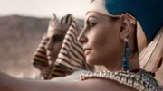 Nefertiti and Ahkenaten holding up gifts to the god