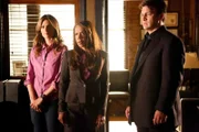 L-R: Beckett (Stana Katic), Captain Victoria Gates (Penny Johnson) und Castle (Nathan Fillion)