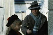 Onkel Nilsson (Allan Edwall) kommt fröhlich von einem Kneipenbummel und trifft auf Madita (Joanna Liljendahl).