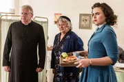 Father Brown (Mark Williams, l.), Mrs McCarthy (Sorcha Cusack, 2.v.l.) und Bunty (Emer Kenny, r.) besuchen Inspector Mallory im Krankenhaus.