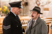 Sergeant Goodfellow (John Burton, l.) und Inspector Mallory (Jack Deam, r.) besprechen die Ermittlungen.