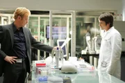 Ryan (Jonathan Togo, r.) klärt Horatio (David Caruso) darüber auf, dass die Untersuchungen ergeben haben, dass Brad Manning nicht Amys biologischer Vater ist.