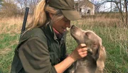 ARD/NDR SPÜRNASE, FÄHRTENSAU & CO. (5), "Seehund Sam lernt um", am Dienstag (08.07.14) um 16:10 Uhr im ERSTEN. Kerstin Westhoff ist stolz auf ihre Perle, die gerade ihre Jagdprüfung bestanden hat.