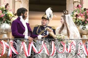 Das Brautpaar tritt vor das Schloss. Amélie (Leonie Brill) ist Königin, König Cristof (Leonard Lansink, mi.) übergibt seine Tochter an seinen Schwiegersohn Prinz Thabo (Elvis Clausen).