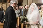 Mrs Mccarthy (Sorcha Cusack) träumt von einer Hochzeit mit ihrem Schwarm Patrick O'Leary (Sean Campion).