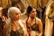In Vaes Dothrak kommt es zu einem erfolglosen Attentatsversuch auf Daenerys (Emilia Clarke, li.)..