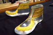 Die Goldbeschläge der Schuhe des Fürsten von Hochdorf dienten der Präsentation des Verstorbenen. Sie wurden extra für die Beisetzung hergestellt.