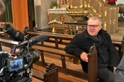Pfarrer Thomas Weber bei Dreharbeiten in Fließem in der Eifel