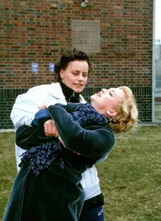 Bine (Anette Hellwig re.) wird im Gefängnis auf Evas Anweisung misshandelt. In dieser Szene wird sie von Melanie (Sigrid M. Schnückel li.) über den Hof gezerrt.