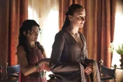 Sansa Stark (Sophie Turner, r), Shae  (Sibel Kekilli, l)