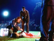 Sara (Jorja Fox) und Detective Lockwood (Jeffrey D. Sams) untersuchen den Tod eines 17-jährigen Mädchens, das brutal zugerichtet auf dem Sportplatz der Universität gefunden wurde.