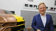 Mitja Borkert ist Chefdesigner bei Lamborghini. Er designt Luxusautos, für die seine Kundinnen und Kunden mehrere hunderttausend Euro ausgeben.
