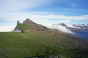 Der imposante Berg Kálfatindar auf der isländischen Halbinsel Hornstrandir
