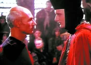 Captain Picard (Patrick Stewart , l.) steht vor einem, von dem unbekannten Wesen 'Q' (John de Lancie, r.) inszenierten Gericht, welches die Menschheit anklagt, versagt und sich zu einer gewalttätigen unzivilisierten Rasse entwickelt zu haben. Picard versucht, 'Q' von dem Gegenteil zu überzeugen.