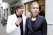 Kim (Lara-Isabelle Rentinck, r.) ist schockiert, als Bruno (Tim Sander, l.) die Hochzeit abbläst.