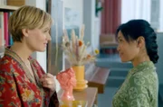 Judith (Judith Godrèche, li.) versucht Kim (Gina Cailin, re.) zu unterstützen, wo sie nur kann.