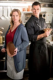 Star-Koch Rufus (Stephan Luca) und Eifel-Wirtin Toni (Diana Amft) kochen um die Wette.