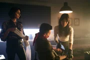 Archie (Anjli Mohindra, li.), Zhang (Elaine Tan, re.)