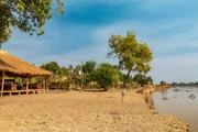 Ultralange Belichtung der Lodge in der Nähe des Luangwa-Flusses in Sambia