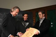 Von links: Bischof Wilberforce (Jozsef Strausz) streitet mit Darwins Freunden Hooker (Henning Westermann) und Huxley (Bernd Muggenthaler).