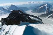 Auf der Südseite des Jungfraujochs vereinigen sich mehrere Gletscherfelder zum Großen Aletsch, dem mit 23 Kilometern längsten Gletscher der Alpen.