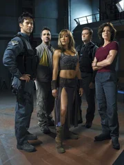 L-R: Lt. Colonel John Sheppard (Joe Flanigan), Dr. Carson Beckett (Paul McGillion),  Teyla Emmagan (Rachel Luttrell), Dr. Rodney McKay (David Hewlett) und Dr. Elizabeth Weir (Torri Higginson)